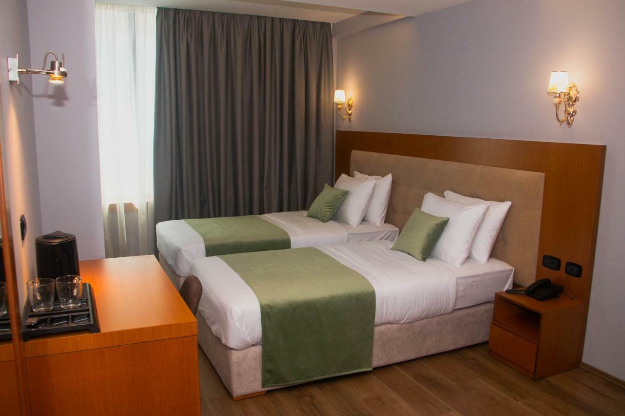 Albanopolis Hotel Tirana Exterior photo